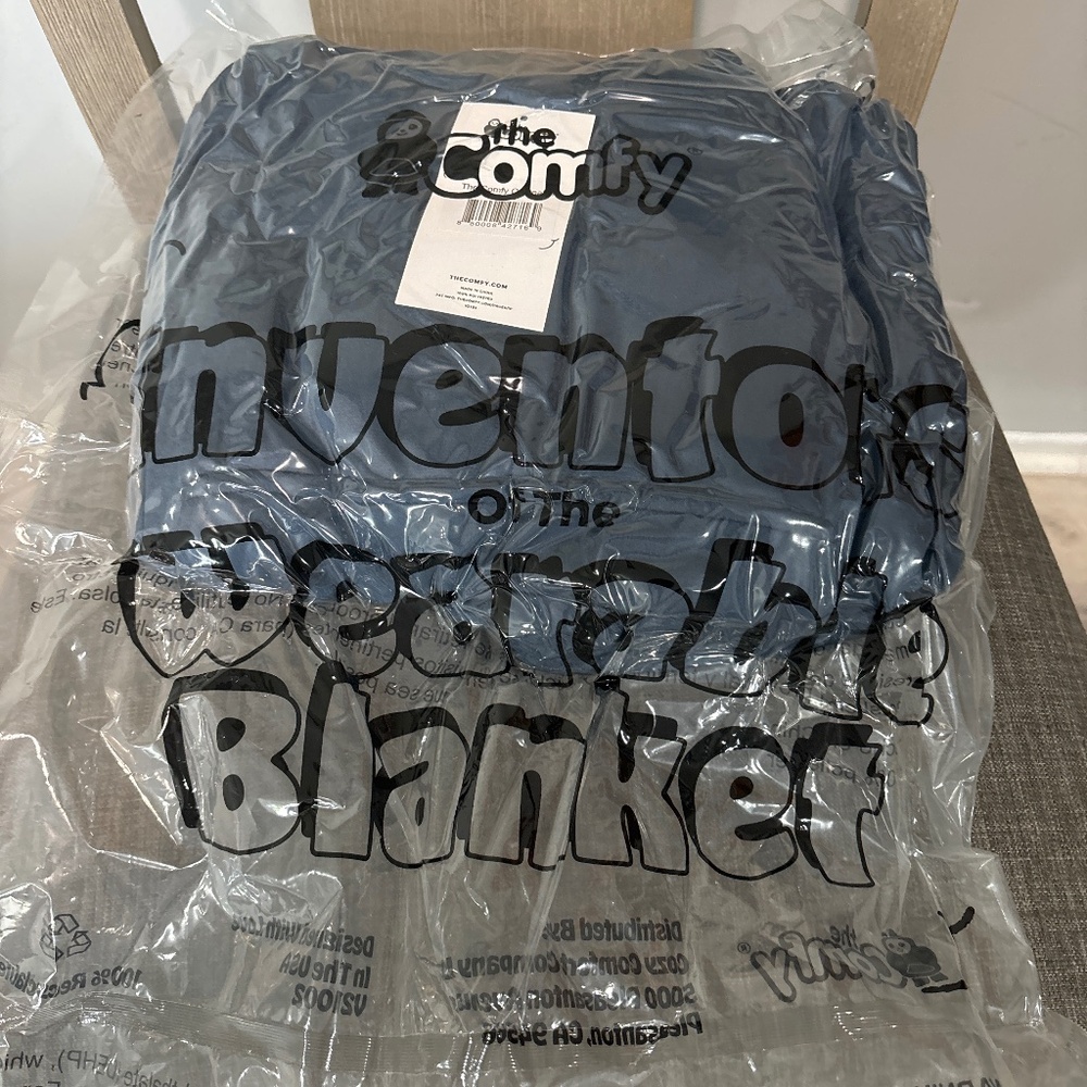 Comfy wearable blanket